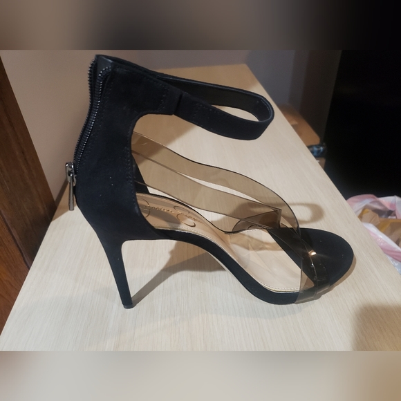 Jessica Simpsons black high heel shoe. - Picture 7 of 8